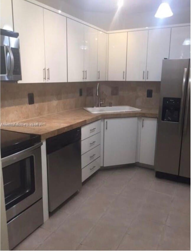 property at 3123 Oakland Shores Dr