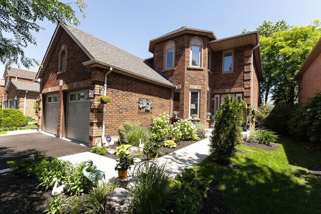 2074 Brays Ln in Oakville, ON - Building Photo - Building Photo