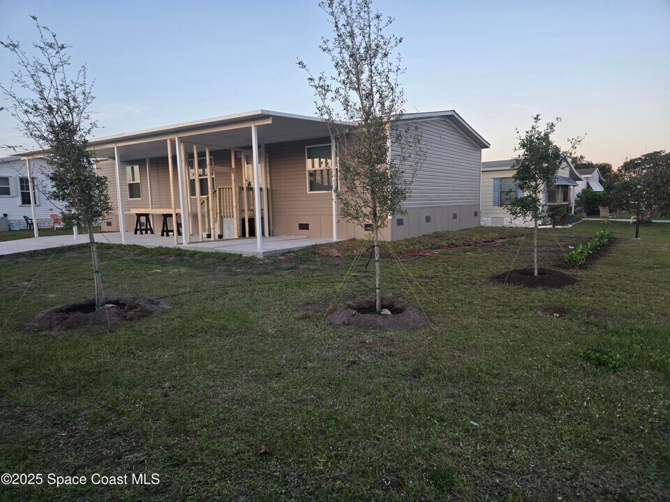 526 Royal Tern Dr in Micco, FL - Building Photo