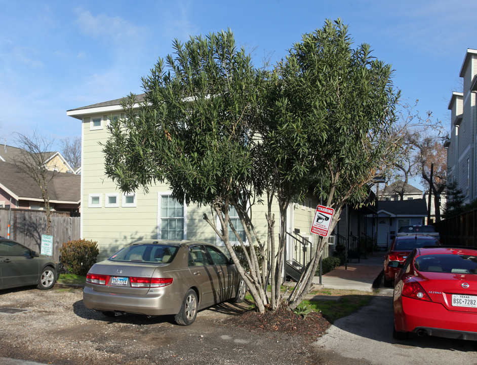 831 W 25th St in Houston, TX - Building Photo