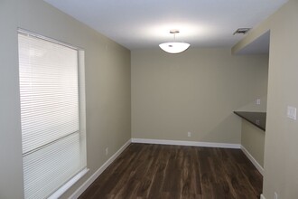 907 Roundtree Ct in Sacramento, CA - Building Photo - Building Photo