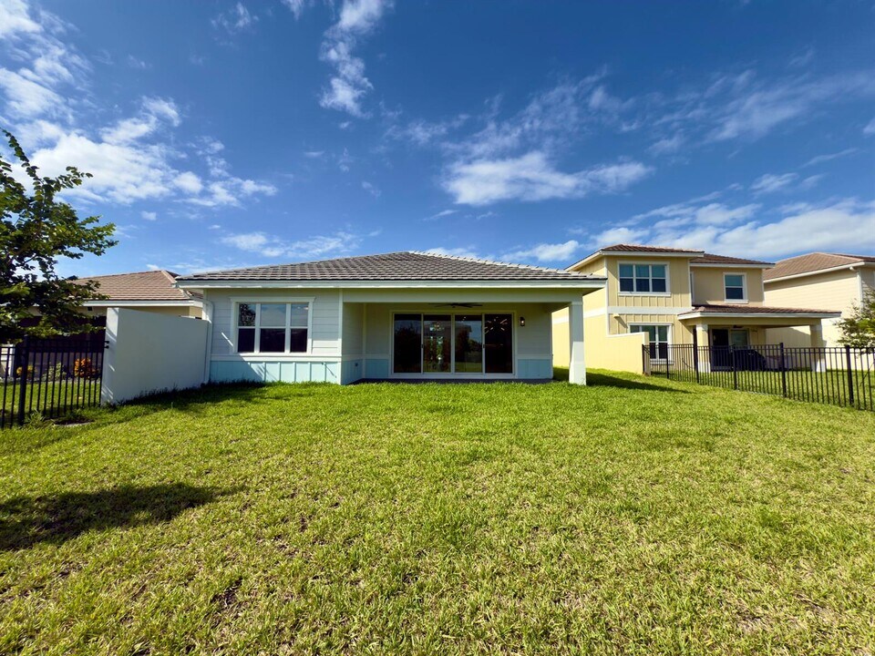 1346 Harvester Xing in Wellington, FL - Building Photo