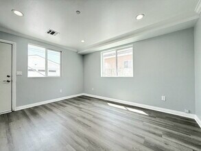 322 E 55th St in Los Angeles, CA - Building Photo - Building Photo