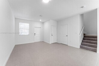 2442 SE 28th St in Homestead, FL - Building Photo - Building Photo