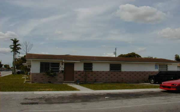 100 W 13th St in Hialeah, FL - Foto de edificio