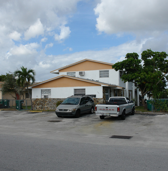 7371 NW 37th St in Hollywood, FL - Foto de edificio - Building Photo