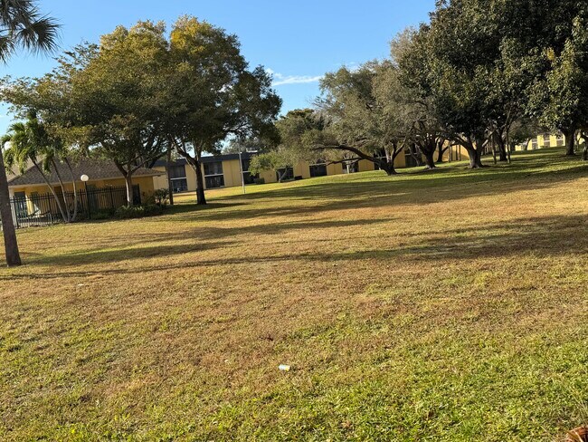 410 Meadows Cir in Boynton Beach, FL - Foto de edificio - Building Photo