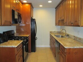 373 Eldridge Ave in Vacaville, CA - Foto de edificio - Building Photo