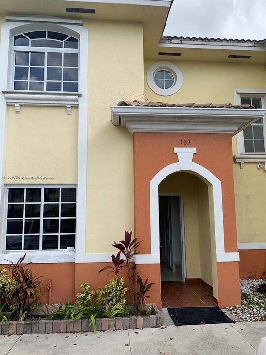 7230 NW 174th Terrace in Hialeah, FL - Foto de edificio