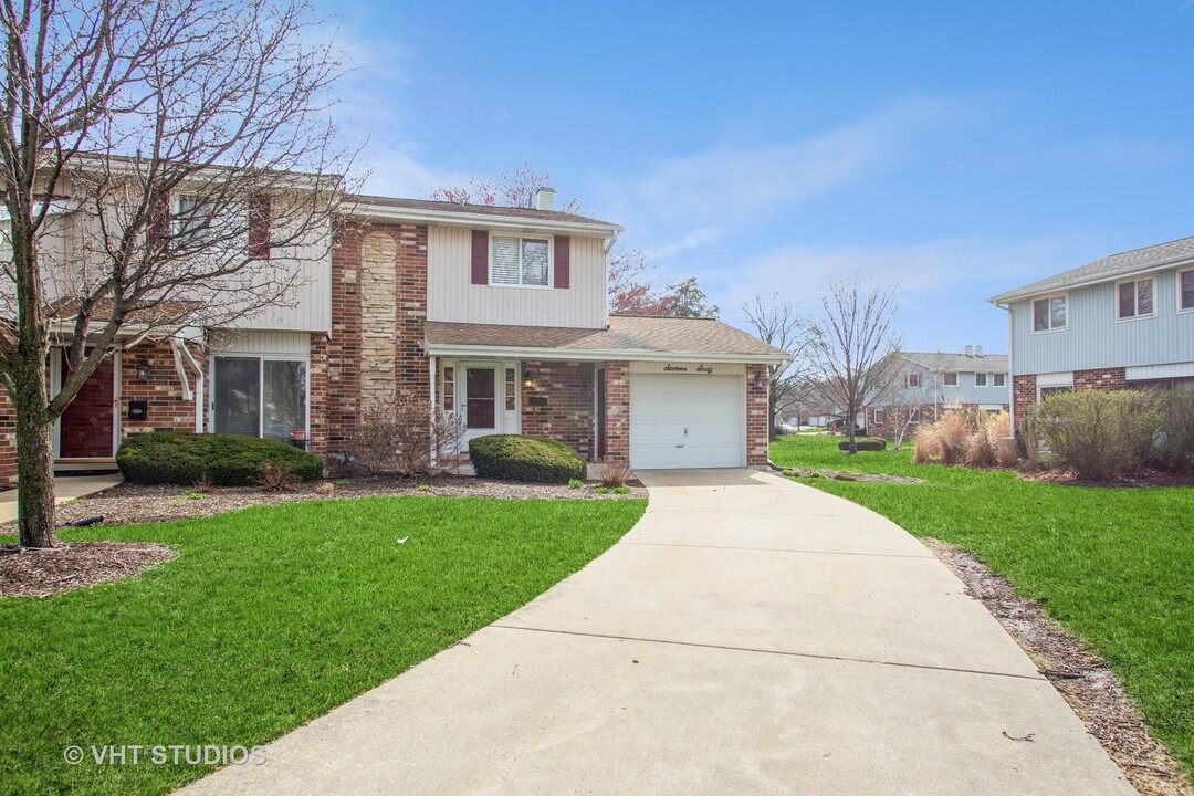 1660 Darwin Ct in Wheaton, IL - Building Photo