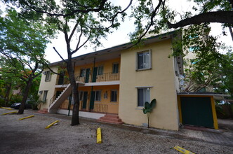 564 NE 66th St in Miami, FL - Building Photo - Building Photo