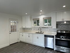 111 W Claremont St in Pasadena, CA - Foto de edificio - Building Photo