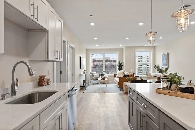 365 Newport Ave, Unit 303 in Quincy, MA - Building Photo - Building Photo