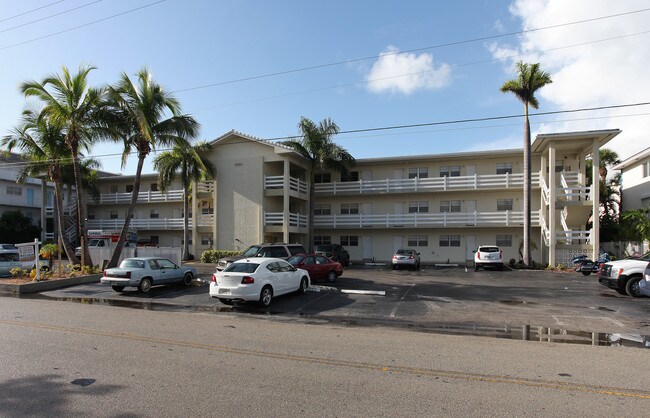 Lakeview Condominiums in Hallandale Beach, FL - Building Photo - Building Photo