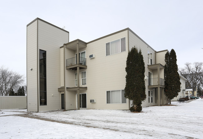 Inn Towne Court Apartments in Cambridge, MN - Building Photo - Building Photo