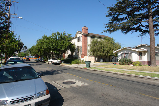 240 N Adams St in Glendale, CA - Foto de edificio - Building Photo