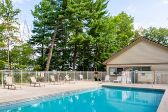 Lake Pointe Village in Traverse City, MI - Building Photo - Building Photo
