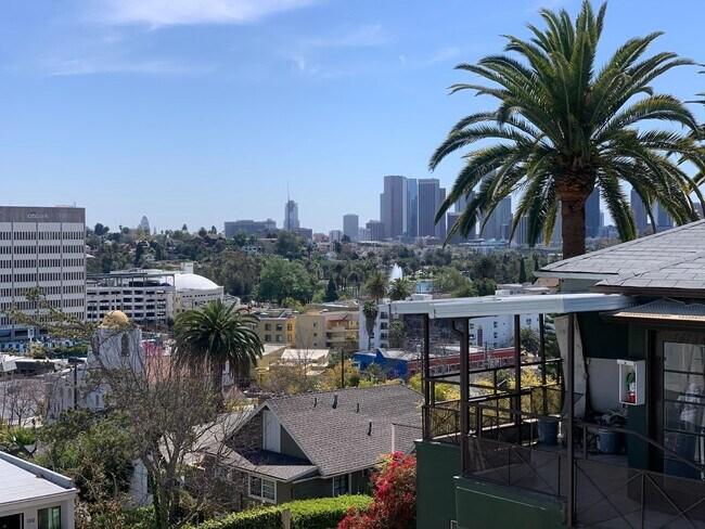 ALLESANDRO in Los Angeles, CA - Foto de edificio - Building Photo