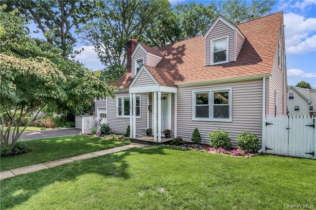 76 Oakland Ave in Harrison, NY - Building Photo - Building Photo