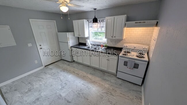1226 Martin Cir in Hendersonville, NC - Building Photo - Building Photo