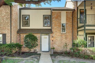 7913 Ellinger Ln in Houston, TX - Building Photo