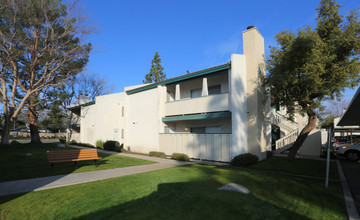 Cedar Oaks in Bakersfield, CA - Building Photo - Building Photo