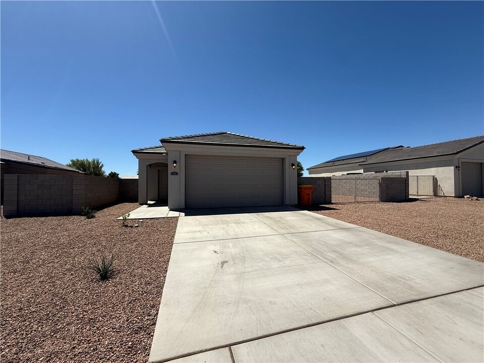 3270 E Farm Crst Ave in Kingman, AZ - Building Photo