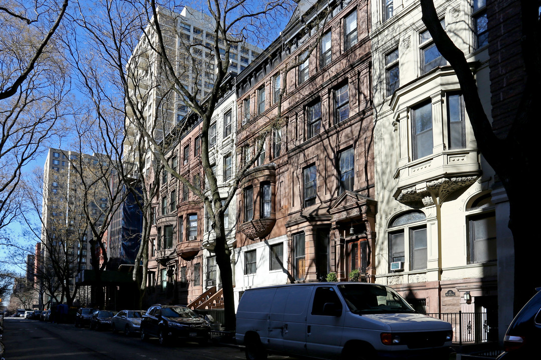 45 W 90th St in New York, NY - Building Photo