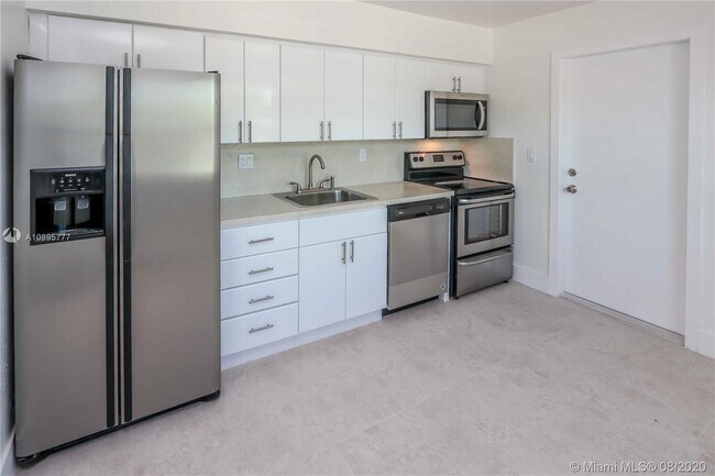 2943 SW 36th Ave-Unit -FRONT in Miami, FL - Building Photo - Building Photo
