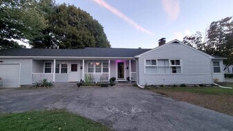 921 Cottage St, Unit B in Pawtucket, RI - Building Photo