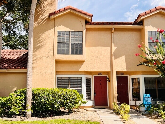 1216 N Fairway Dr in Apopka, FL - Foto de edificio