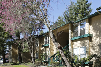 Commons at Creekside Apartments in Hillsboro, OR - Foto de edificio - Building Photo