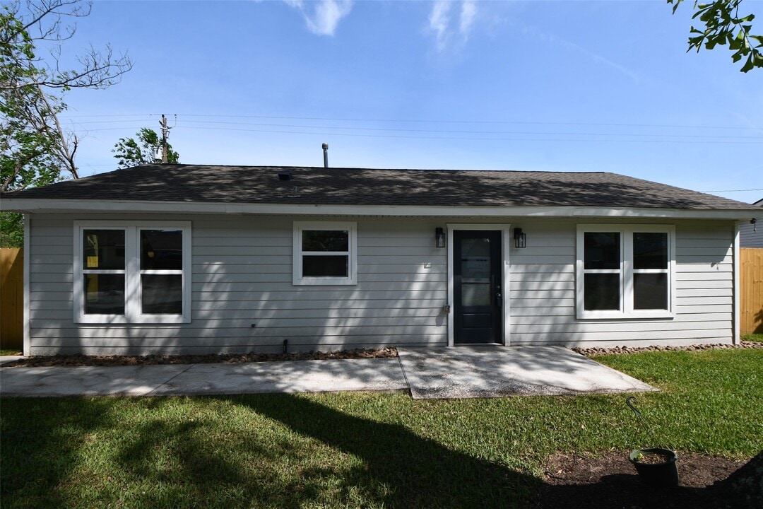 10946 Fullerton Dr in Houston, TX - Building Photo