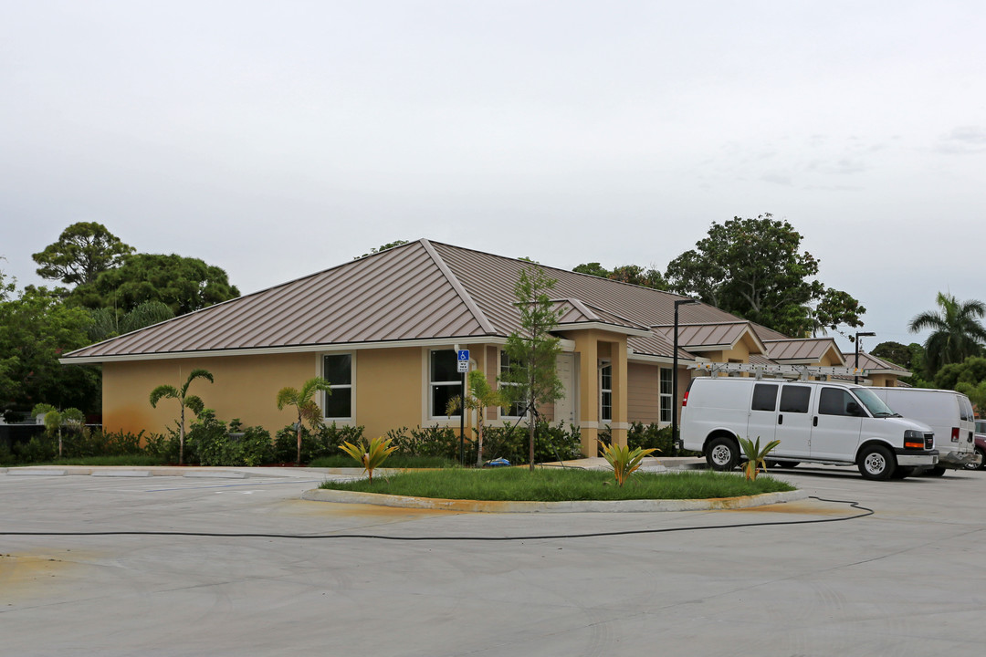 Green Lakes Apartments in Lake Worth, FL - Building Photo