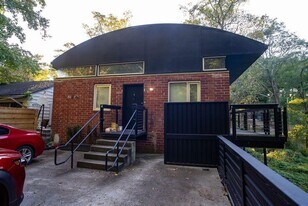 15 Burbank Dr SW in Atlanta, GA - Building Photo