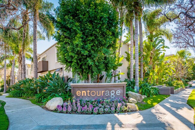 355 N Maple St, Unit 249 in Burbank, CA - Foto de edificio - Building Photo