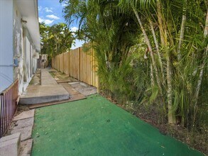 2495 Bayside St, Unit B in Naples, FL - Building Photo - Building Photo