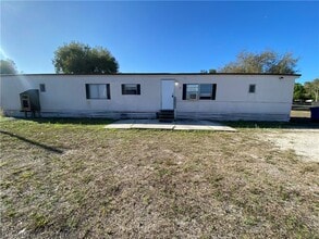 7877 Suncoast Dr in North Fort Myers, FL - Building Photo - Building Photo