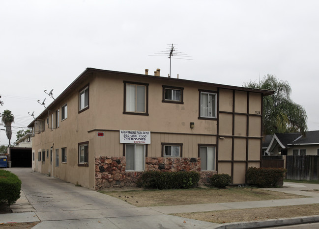 1125 N Mayfair Ave in Anaheim, CA - Foto de edificio - Building Photo