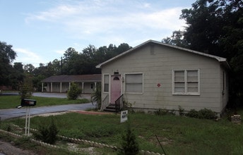 614 Beverly Ave in Largo, FL - Foto de edificio - Building Photo