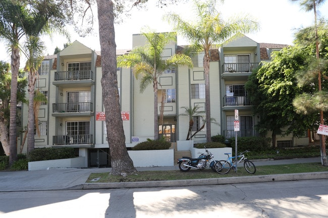 685 Kelton Ave
