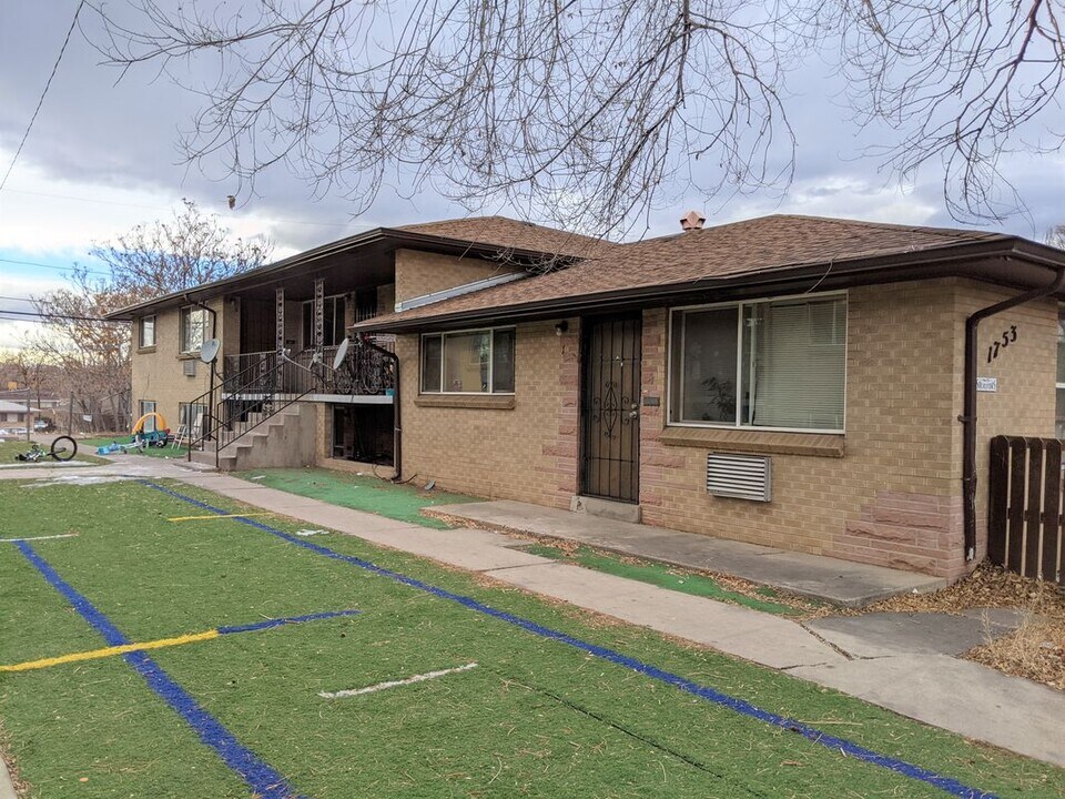 1753 Clinton St in Aurora, CO - Building Photo