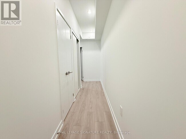 1 Fairview Rd E in Mississauga, ON - Building Photo - Building Photo