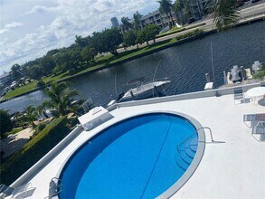 467 Golden Isles Dr in Hallandale Beach, FL - Building Photo - Building Photo