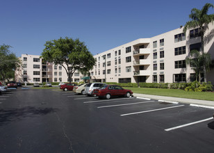 Federation Gardens in Miami, FL - Building Photo - Building Photo