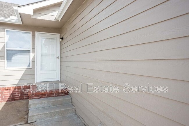 1028 E Karla Ct in Haysville, KS - Building Photo - Building Photo