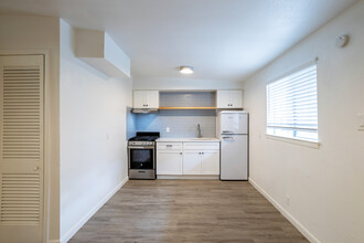 Cedar Street Flats in Austin, TX - Building Photo - Interior Photo