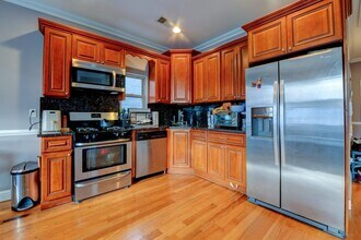 572 Liberty Ave in Jersey City, NJ - Building Photo - Building Photo