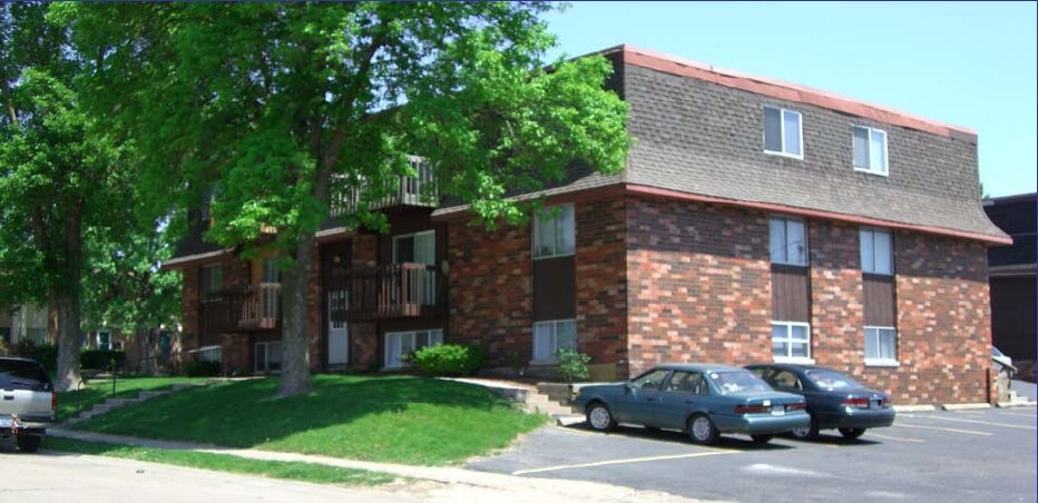 Crestwood Apartments in Davenport, IA - Building Photo