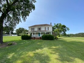 102 Northview Dr in Lawrenceville, VA - Building Photo